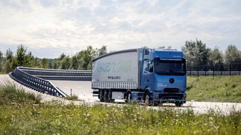 戴姆勒卡车2024IAA聚焦碳中和长途运输纯电动卡车11月量产(图1)