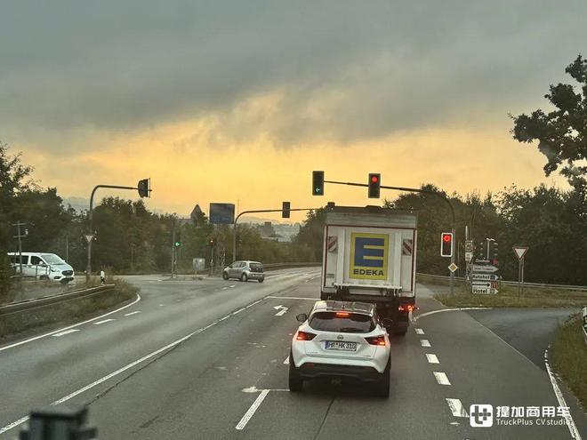 奔驰eActros600电动牵引车到底强在哪里?330公里实际跟车体验告诉你(图4)