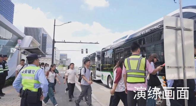 入离场时段地铁出现大客流停车场新能源车突发自燃……今天进博会交通安全保障开展了这些应急演练(图4)