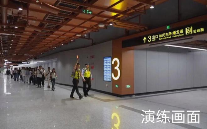 入离场时段地铁出现大客流停车场新能源车突发自燃……今天进博会交通安全保障开展了这些应急演练(图3)