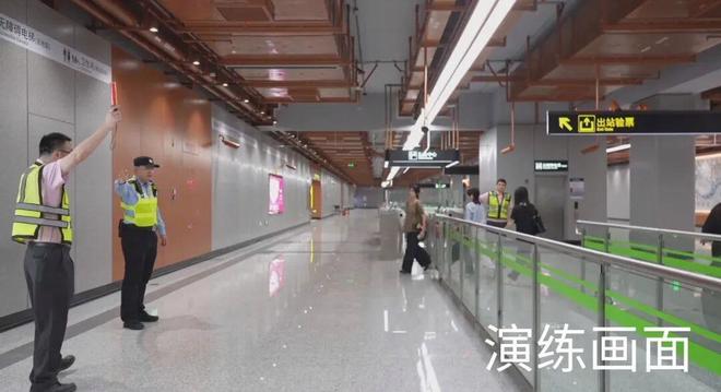 入离场时段地铁出现大客流停车场新能源车突发自燃……今天进博会交通安全保障开展了这些应急演练(图2)