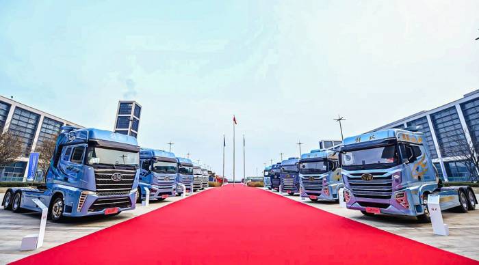 解放破万福田前三徐工奇瑞领涨牵引车9月实销超5万辆大增124%(图1)