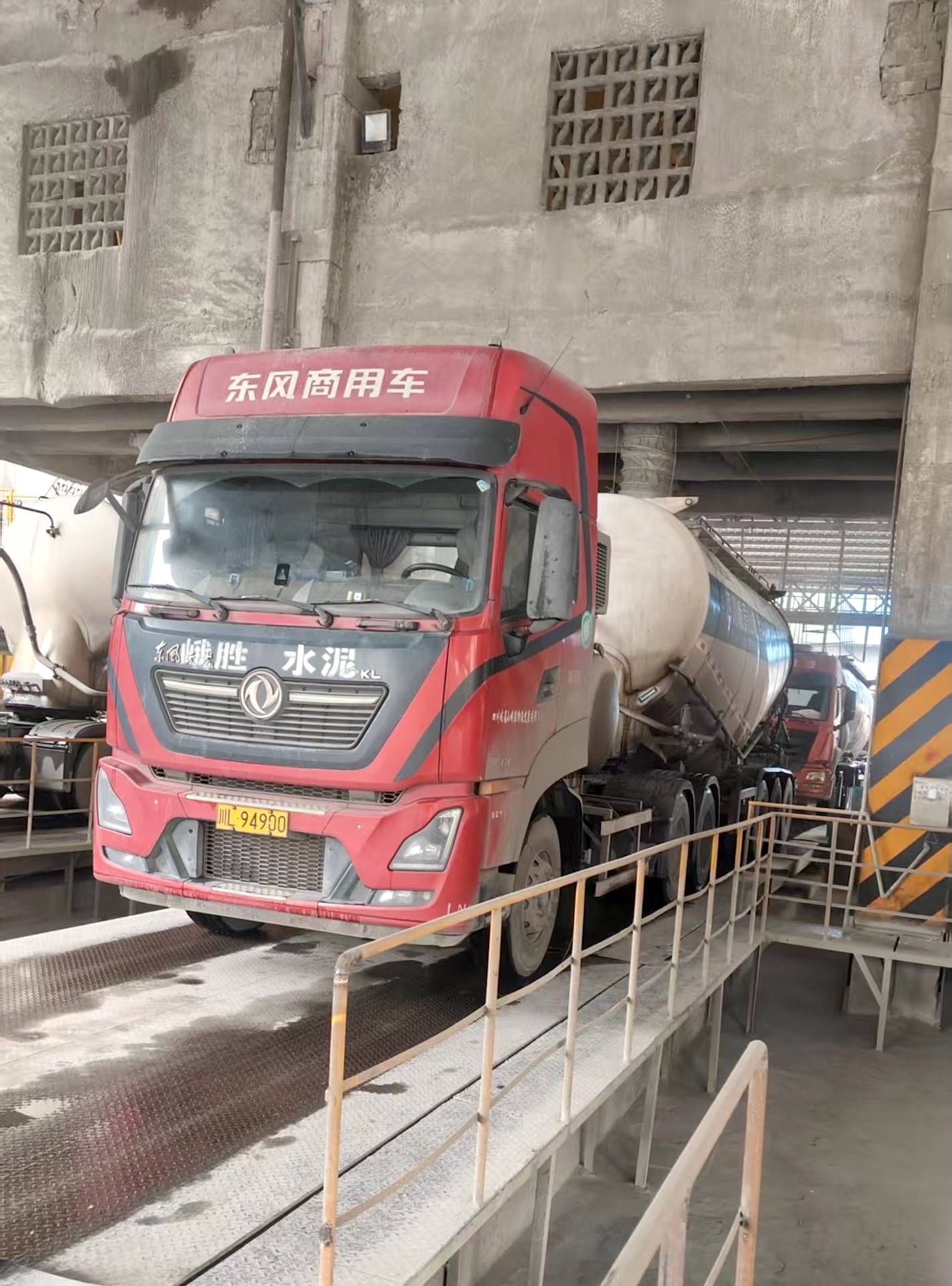 AG九游会峨胜物流解锁新运力:东风天龙新能源助力乐山水泥运输成本直降75%(图4)