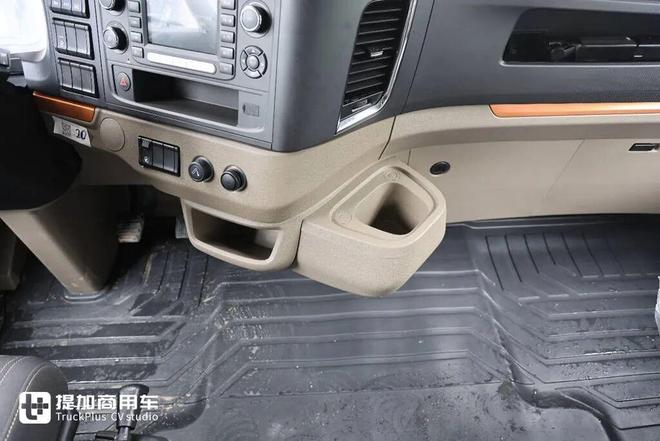 纯平地板驾驶室还是全新专属造型陕汽最新推出的H6000E纯电动重卡实拍(图8)