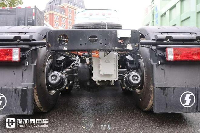 纯平地板驾驶室还是全新专属造型陕汽最新推出的H6000E纯电动重卡实拍(图13)