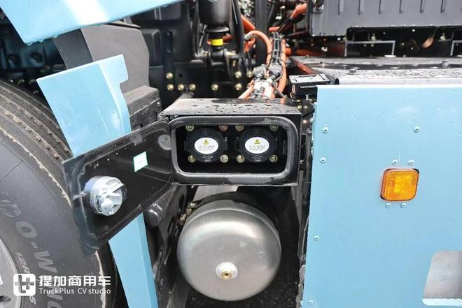 纯平地板驾驶室还是全新专属造型陕汽最新推出的H6000E纯电动重卡实拍(图15)