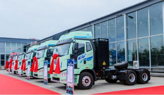 新能源牵引车8月狂飙196%！徐工解放争冠福田领涨它再进前十丨头条(图1)