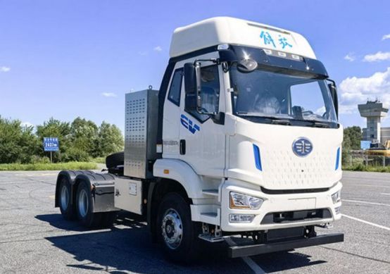 新能源牵引车8月狂飙196%！徐工解放争冠福田领涨它再进前十丨头条(图3)